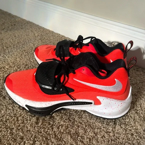 Nike men’s indoor basketball shoe size 11 orange sneaker Nike IsoFly Grade School Boys main image 3